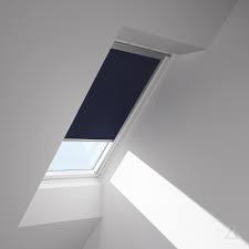Die jalousie für dachfenster ist ein sonnenschutzprodukt, mit dem sie licht und schatten variabel regulieren können. Velux Verdunkelungs Rollo Elektrisch Dml 102 0705s Grau Schiene Alu Gunstig Kaufen Bei Dachgewerk