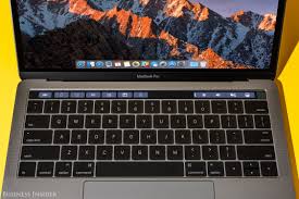 Chuyên gia video: Bàn phím và chuột đủ nhanh rồi, không cần Touch Bar trên  MacBook Pro nữa