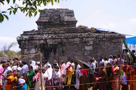 Muchos mangaladevi detrás del templo de mitos que la construcción del templo antiguo. Mangala Devi A Deserted Temple In Periyar Tiger Reserve