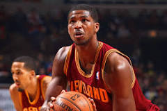 is-tristan-thompson-left-handed