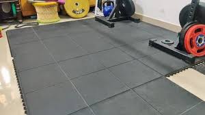 black plain rubber solid top gym mat