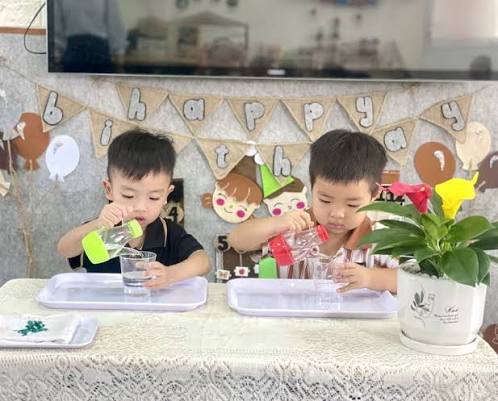 Nhấn vào ảnh để phóng to Hoạt động kỹ năng: Dạy trẻ kỹ năng rót nước vào cốc lớp 3TA4