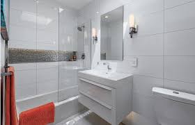 Интериорът на малка баня се разширява визуално с огледални повърхности. Malki I Praktichni Bani Www Domigradina Com