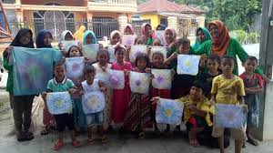 Batik celup/tie dye lagi di gemari para penggemar batik. Mahasiswa Unimal Ajari Cara Membuat Batik Ikat Celup Pada Anak Anak Dan Remaja Serambi Indonesia