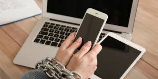 Adicción a internet: Un problema creciente en la sociedad moderna - Sinopsis Centro