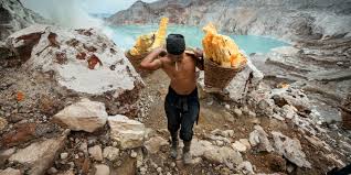 Photographs Show Sulfur Mining Tourism in Mount Ijen Volcano, Indonesia