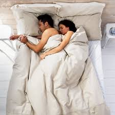 Resultado de imagen de pareja antigua en cama