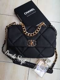 Чантите од модната куќа „шанел се парче што голем број девојки и жени ширум светот го но, во видеото погоре, имате можност да видите како изгледа една оригинална чанта од овој. Chanel Chanti Olx Bg