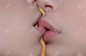 舌の女の子の口、女性の概念。ディープ・キス。2人の女性のオーラルセックス。同性カップルの官能的なキスをクローズアップ。女の子、家族の間で、女性のための味と体の愛の写真素材・画像素材  Image 146276618