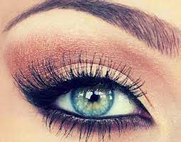 Makeup with golden or warm brown tones work well with blue eyes because these shades contrast blue on a color wheel. The 3 Best Makeup Ideas For Blue Eyes And Dark Hair Youqueen