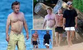 Jack dorsey's empire expands, as twitter shares enter 'beast mode.' with cnbc's melissa lee and the fast money traders, tim seymour, david seaburg. Twitter S Jack Dorsey And A Shirtless Sean Penn Take A Walk On The Beach In Hawaii Daily Mail Online