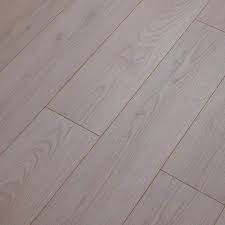 laminate wood flooring thickness