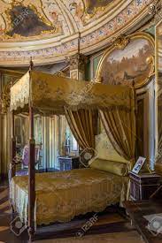 ケルース国立宮殿 - リスボン - ポルトガル。ドン Quixote ベッド室。これは、王の寝室王ペドロ 4  世が生まれ、死亡した場所だった。の写真素材・画像素材 Image 81331731