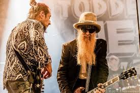 William frederick gibbons (born december 16, 1949) is an american rock musician best known as the guitarist and primary lead vocalist of zz top. Billy Gibbons Karriere Equipment Alben Gitarre Bass