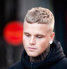 Like the shaggy cut, a coiffure that's longer on the sides and along the back is an ideal hairstyle for men with big ears. Best Hairstyles For Round Faces For Men