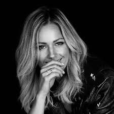 Helene fischer is a famous leading german singer, actress, dancer and television presenter who has won numerous awards including seventeen echo awards and three bambi awards.she has sold at least 15 million records of album. Helene Fischer Helene Fischer Twitter