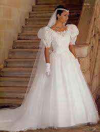 Per essere perfetta il giorno del matrimonio l'abito è fondamentale. Vestiti Da Sposa 1980