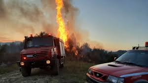 Φωτιά εκδηλώθηκε λίγο πριν τη 1:00 τα ξημερώματα στον ασπρόπυργο και πιο συγκεκριμένα στην βιομηχανική περιοχή λάκκο κυρίλλου, κοντά στην έξοδο 4 της αττικής οδού. Ypo Elegxo H Fwtia Poy 3espase Se Oikopedo Ston Paradromo Ths Attikhs Odoy Ston Aspropyrgo