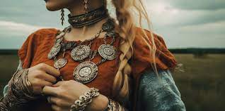 jewelry did viking women wear