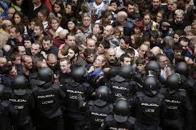Fotos: Disturbios durante el referéndum en Cataluña, en imágenes | Cataluña  | EL PAÍS
