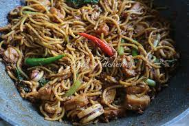The difference between this 'basah' mee goreng and the normal ones you see outside is that we do not cook the egg in this dish — this will seriously dry up i'd love to hear from you. Mee Goreng Basah Azie Kitchen Azie Kitchen