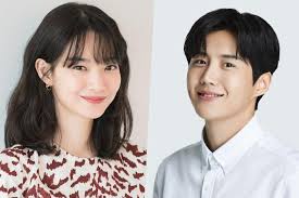 Ia muncul pertama kali di televisi pada tahun 2017 dengan peran kecil dalam drama kantoran kbs2 good manager. Shin Min Ah Maybe Meeting Kim Seon Ho In A New Drama Xenews Net
