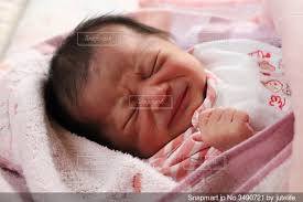 ベッドに横たわって顔をしかめる新生児の赤ちゃんの写真・画像素材[3490721]-Snapmart（スナップマート）