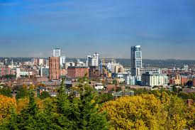 A skyline filled with breathtaking architecture, and a destination easily reached by road, rail and air. Leeds Stadtereisen Gunstige Stadtetrips In England Buchen Auf Reise De