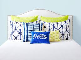 how to arrange pillows on a bed