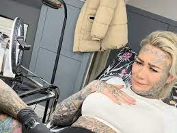 体の95%にタトゥー”英国女性、性器にタトゥーを入れる映像公開が衝撃的＝韓国報道 | wowKorea（ワウコリア）