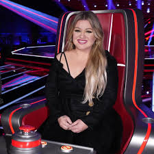 kelly clarkson wows fans with an off