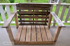 How To Build An Easy Diy Pallet Chair