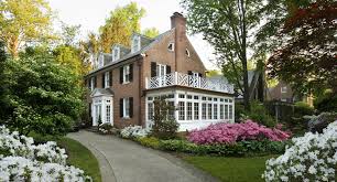 what is a colonial style house