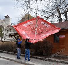 И практични чадъри могат да бъдат оферирани с разнообразие от възможности за закрепване чадъри. Silniyat Vyatr Povali Saksii Poletyaha Chadri Ot Zavedeniya Haskovo Net