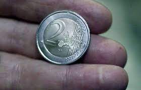 Surveillez vos pièces de 2 euros : certaines sont fausses, d'autres valent  de l'or