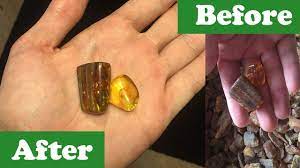 polishing raw baltic amber into gems