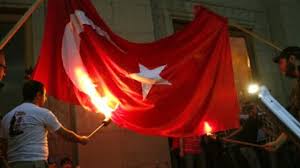 Azerbaycan'ın başkenti bakü'nün sebail ilçesi'nde bulunan türk şehitliği'ndeki 5'i türk 5'i de azeri 10 bayrağın indirilmesi tepkiyle karşılandı. Ermeniler Turk Ve Azeri Bayragi Yaktilar Dailymotion Video
