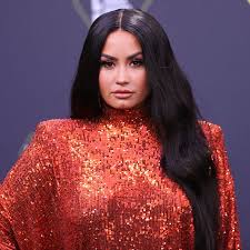 And on monday, demi lovato shared some behind the scenes poses in which she's rocking a pink dye job and a designer pink plaid pantsuit that she wore for an sitting down with degeneres on monday, she explained how she feels more free and authentic since cutting her hair. Demi Lovato Gets A Post Breakup Haircut And New Hair Color
