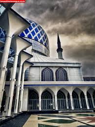 Merupakan masjid terbesar dan terunggul di malaysia dan di asia. World Beautiful Mosques Pictures