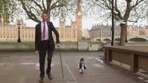 World's top 10 shortest person 2018 1.chandra bahur dangi 2.gul mohammed 3.pauline musters 4.jyoti amge 5.junrey. World S Tallest Man Meets World S Shortest In London Youtube
