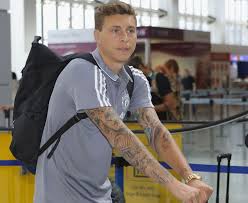 Get victor lindelof latest news and headlines, top stories, live updates, special reports, articles, videos, photos and complete coverage at mykhel.com. Manchester United Leave Manchester Airport For Usa Pre Season Tour Daily Star