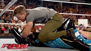 5 years ago, superhero actor, stephen amell, wrestled his first match at summerslam. Stephen Amell Appears On Wwe Monday Night Raw Gets Summerslam Match Ew Com
