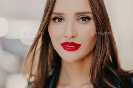 wears red lipstick on lips