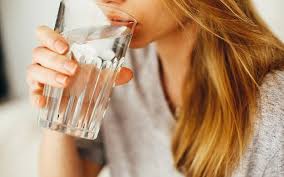 Uống nhiều nước giúp chăm sóc da