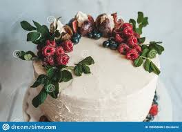 Bei den frischen früchten kann man weniger nehmen, oder auch verzichten. Kuchen Mit Fruchten Und Beeren Stockfoto Bild Von Pink Sahne 158692808
