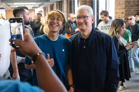 tim cook visits apple covent garden