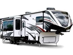 what s the difference a toy hauler es in both fifth wheel and travel trailer