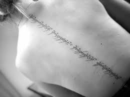 Tatouage écriture le long de la colonne vertébrale à Craponne - Salon de  tatouage spécialisé dans le tatouage fin à Lyon - Juste de l'Encre