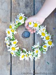 Making a flower crown can be easy and fun. How To Make A Daisy Chain Flower Crown With Real Flowers Creative Green Living