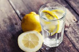 Може да пиеш вода с лимон сутрин на гладно преди хранене, както и преди всяко друго хранене. Polzite Ot Pieneto Na Topla Voda S Limon Diana Bg